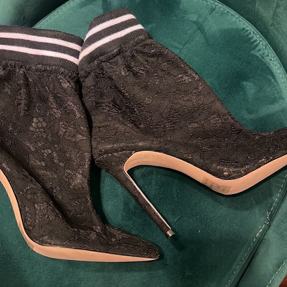 Laced Boot - Size 8.5 Never Worn - Pointed Bootie… - image 3